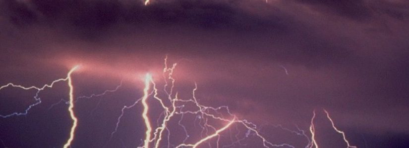 O  que acontece com a descarga elétrica quando atinge um para-raio?